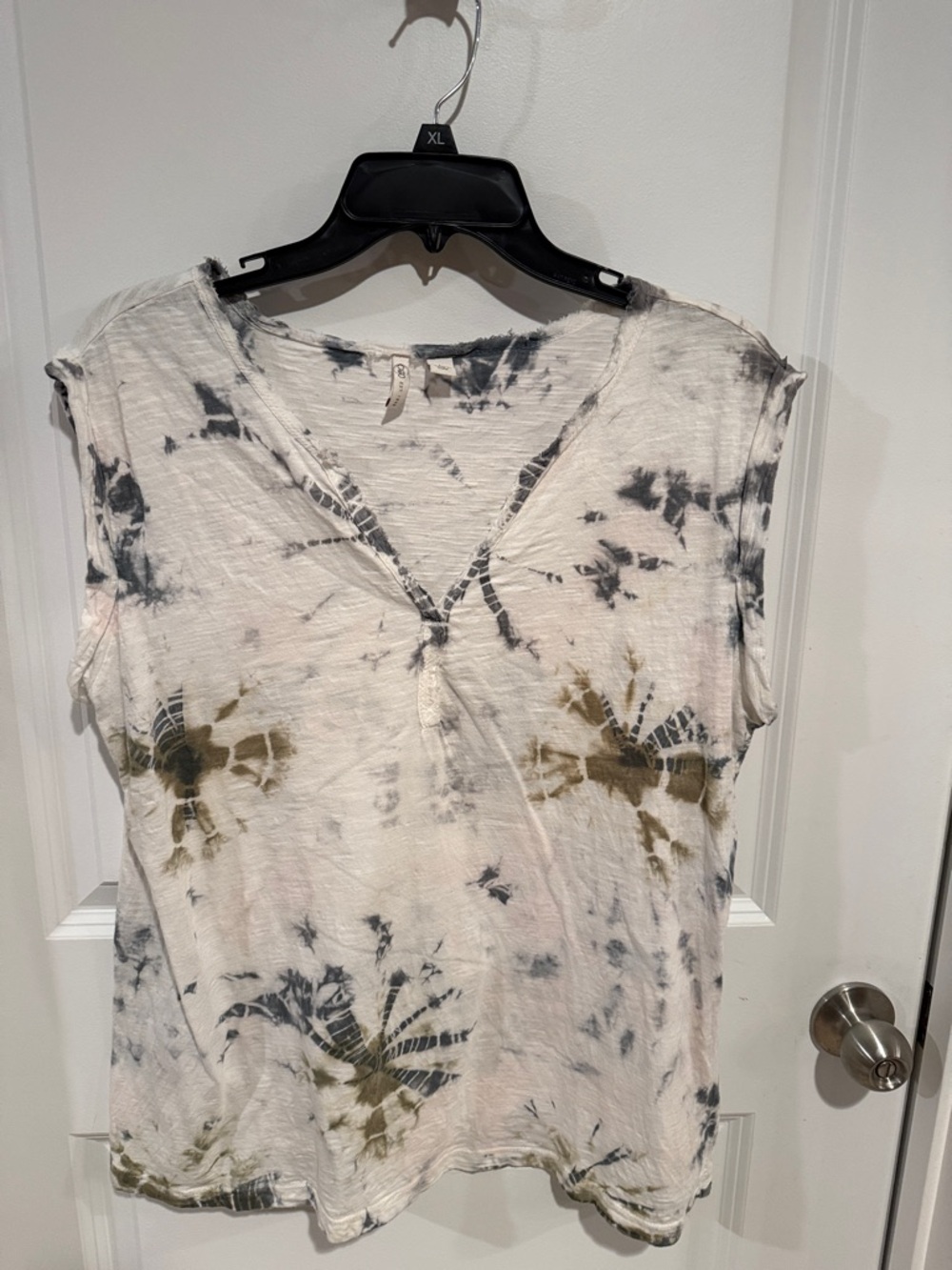 Cato White Tie-Dye V-Neck Short Sleeve Top with Olive Accents